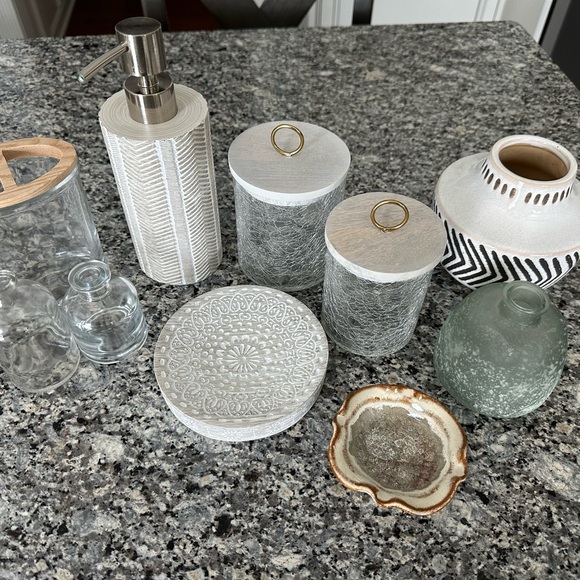 Various bathroom, decor, and glass jars - Picture 2 of 5